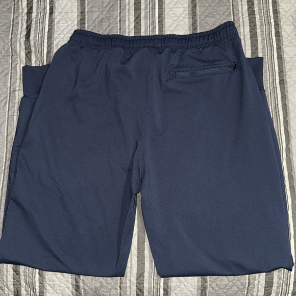 Kirkland Signature Men's Waistband Active Jogger Pants in Navy Blue - Picture 4 of 9